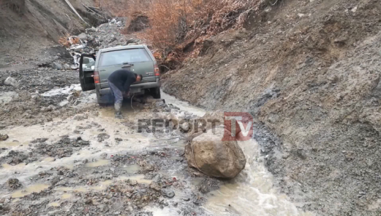 Elbasan, vijojnë rrëshqitjet e dherave, bllokohen rrugët dhe shemben banesat