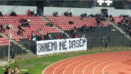 ‘Tha po, shihemi në dasmë’/ Propozimi  për martesë në ‘Elbasan Arena’