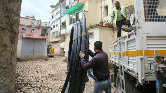 Zgjidhet furnizimi me ujë të pijshëm për banorët pranë Pazarit të Ri, pastrohen dhe kanalizimet/FOTO