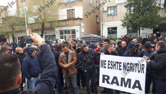 Protesta në Kukës, qytetarët: Lironi 23 të arrestuarit, do të djegim sërish sportelet