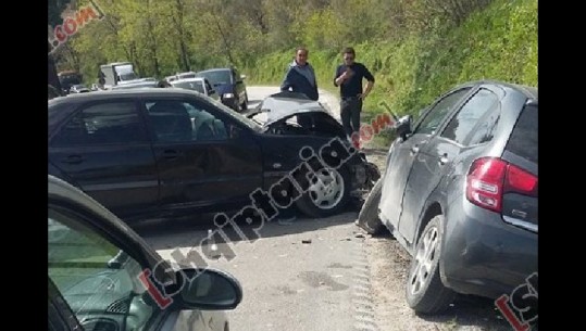 Përplasje e fuqishme në rrugë, shkatërrohen dy makinat në Levan-Fier