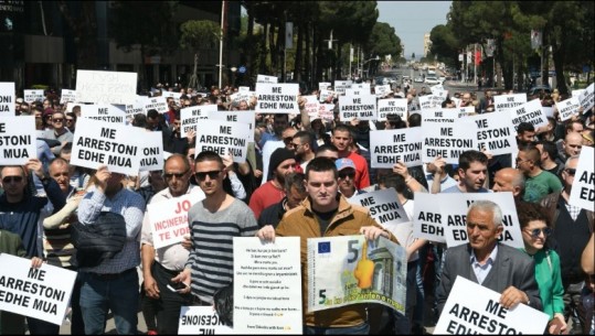 Kundër taksave, thirrjes për protestë para kryeministrisë i përgjigjen pak qytetarë