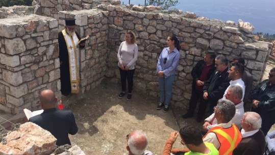 Rikthehet paqja/ Prifti orotodoks bekon kishën në fshatin e Edi Ramës (Foto)