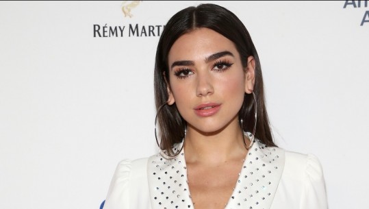 Dua Lipa shkëlqen në muzikë, arrin në dy milionë kopje albumesh të shitura