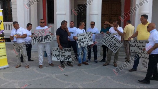 Protesta e taksistëve vlonjatë: Bashkia të largojë mjetet e palicensuara