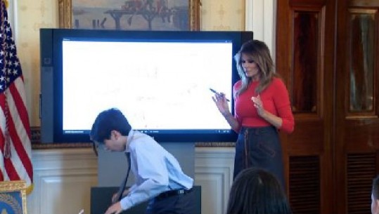 Studenti rrëzon gotën me ujë në Shtëpinë e Bardhë, ja reagimi i Melania Trump (VIDEO)