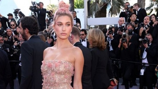 Hailey Baldwin duket mahnitëse në tapetin e kuq/Foto