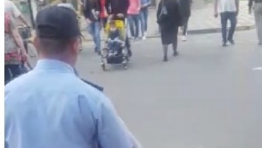 Video / Qytetari me aftësi të kufizuara kërkon ndihmë, ja ç'bën efektivi i Policisë Bashkiake