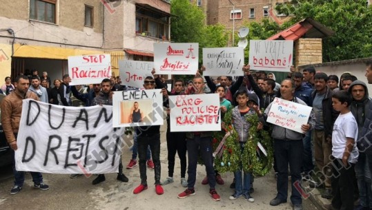 Korçë, përcillet mes lotësh i riu që vdiq te komisariati, familjarët në protestë: Jo policë racistë