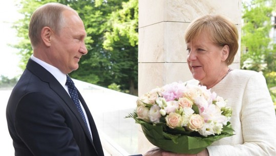 Vizita e Merkel në Rusi, Putin e pret me një buqetë me lule/VIDEO