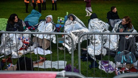 FOTO/ Ja sakrificat që bëjnë mijëra fansa për dasmën mbretërore britanike...