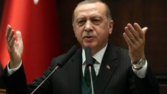 Erdogan dhe bashkëshortja e tij mbërrijnë në Bosnjë, priten nga 20 mijë qytetarë