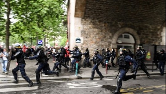 Përgjaket Parisi, protesta masive kundër presidentit Macron