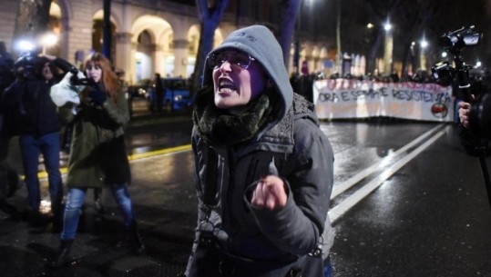 Ja si reagojnë në Itali kur një mesuese thjesht ofendon policët/VIDEO