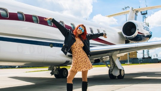 Rita Ora me Charter drejt Tiranës, poston foto nga aeroporti i Londrës