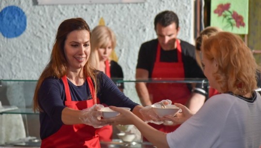 Këngëtarja dhe avokatja i bashkohen Veliajt, shpërndajnë iftar për njerëzit në nevojë