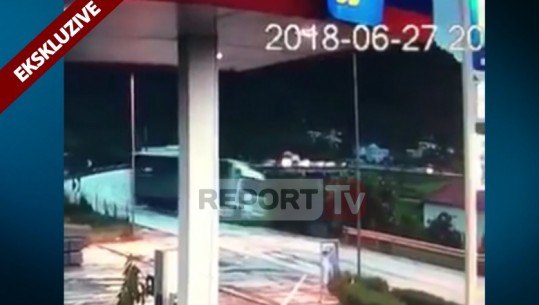 VIDEO/I dehur dhe pa patentë, shoferi i kamionit përfundon në oborrin e banesës, shtyp disa bagëti