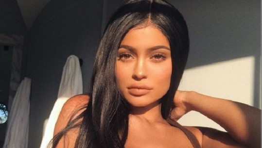 Kylie Jenner hyn në histori, 20 vjeçe dhe më e pasur se Mark Zuckerberg