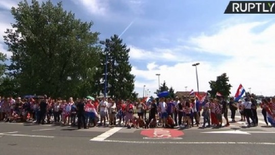 VIDEO /Kombëtarja e Kroacisë mbërrin në Zagreb, tifozët mirëpresin futbollistët