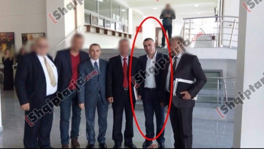 Avokati nxjerr fotot e dhunuesit, njëri nga agresorët xhiro në makinë me prokurorin e Durrësit (Foto)