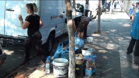 Sarandë, tregtimi i midhjes në kushte skandaloze/ Tregtarët ambulantë shesin me bidona të hapur