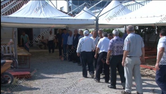 Pamje/ Mbërrin trupi i Viktorian Picakut, dhjetra familjarë e presin (Video)