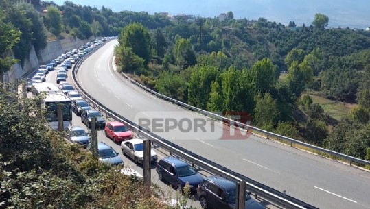 Fluks nga Kosova drejt bregdetit shqiptar, radhë kilometrike në Rrugën e Kombit (VIDEO)