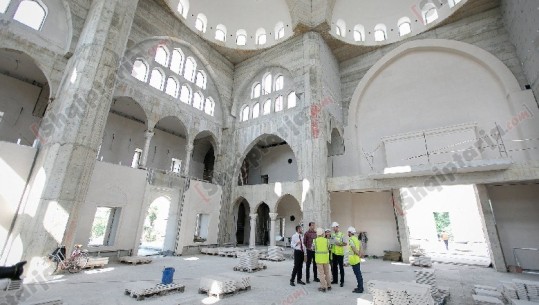 Pamjet e para nga xhamia e Namazgjasë, Veliaj dhe Gurra: Bajramin tjetër do ta festojmë këtu (VIDEO)