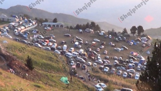 (VIDEO) Lëkura bagëtish, zorrë e gjak në çdo cep/ Pamjet e frikshme nga pelegrinazhi në malin e Tomorrit