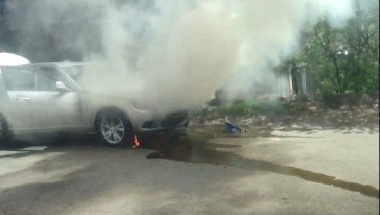 Tiranë, makina merr flakë në lëvizje te ‘Fresku’, shoferi del me shpejtësi