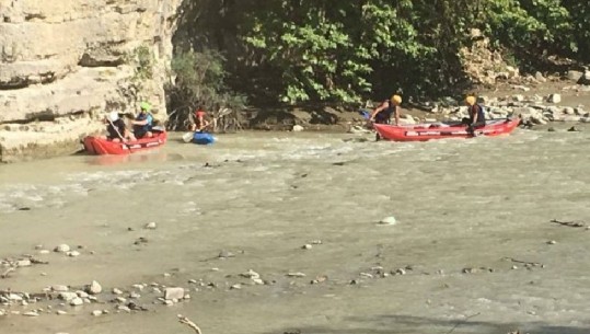 Sezoni turistik/ Vizitorët çekë lundrojnë në kanionet e Osumit (FOTO)