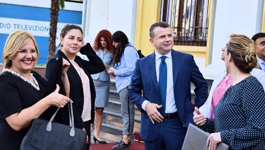 Çfarë nuk pamë dje nga Kuvendi/ Olta Xhaçka ndreq flokët, si nisi sesioni parlamentar (Foto)