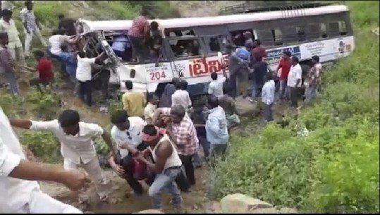 Indi, autobusi del nga rruga, vdesin 45 persona, mbeten 25 të plagosur në shtetin e Telanganës