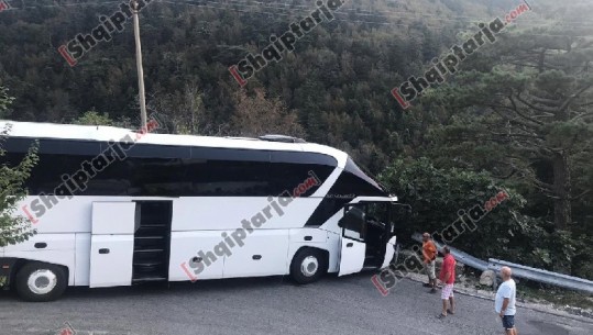 Aksidentohet autobusi me 50 turistë në Vlorë, fatmirësisht nuk ka të lënduar (FOTO+VIDEO)