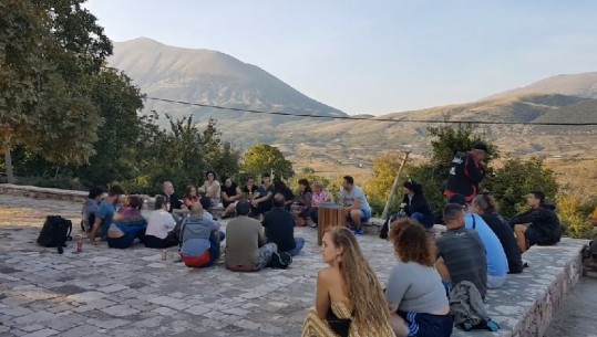 “Artistët e huaj performancë në malet e Kurveleshit”,  Auron Tare publikon pamje nga sheshi i restaruruar