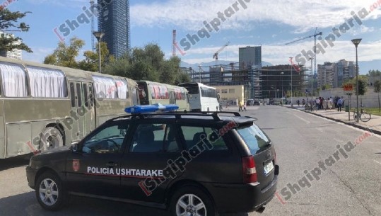 Tiranë, parada ushtarake në sheshin 'Nënë Tereza' bllokon trafikun (VIDEO-FOTO)