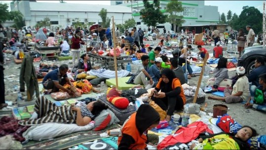 Pamje apokaliptike/ Indonezia goditet nga cunami pas tërmeteve, 380 të vdekur (VIDEO+FOTO)