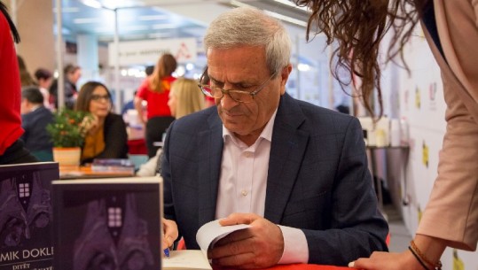 Panairi i Librit 'pajton’ Ridvan Boden me ish-kundershtarin politik, Namik Dokle (Foto) 