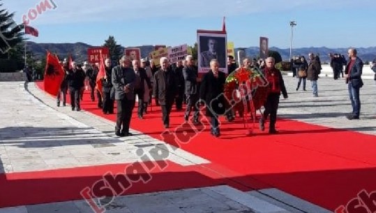 Me grusht dhe foton e Enverit, nostalgjikët nderojnë diktatorin në festën e Çlirimit (VIDEO-FOTO)