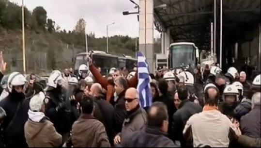 Nuk u lejuan të kalonin në Shqipëri, grekët bllokojnë hyrjen për në Greqi (VIDEO)