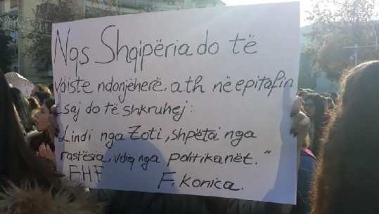 Pikante nga protesta/ ‘Të q*fsha negociatën’, pankartat e studentëve në protestën e sotme (FOTO)