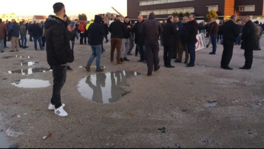 Bllokohet te mbikalimi i Shkozetit autostrada Tiranë-Durrës