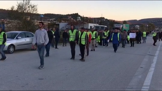 Bllokohet edhe autostrada Vlorë-Levan 