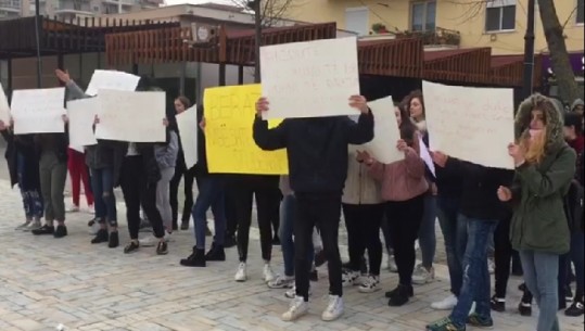 Protesta e studentëve në Berat, në mbështetje edhe gjimnazistët (VIDEO)