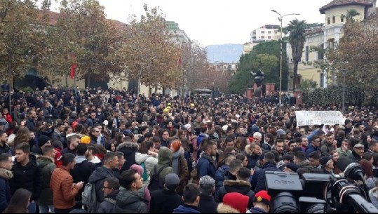 Studentët mblidhen para Parlamentit, opozita shpëton mandatet me protestën (VIDEO)