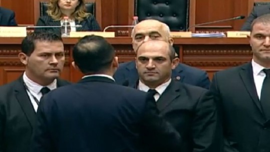 Tensione në Kuvend, Salianji i pret fjalën Ramës, Vasili: Votoje amendamentin o idiot... (VIDEO)