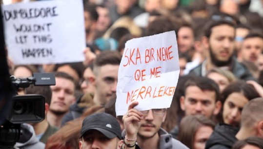 Studentët në protestë para Kuvendit: Na kanë hequr valët e internetit