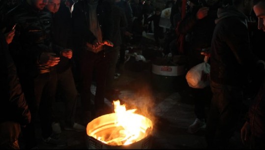 Studentët te Kryeministria ndezin zjarr (FOTO)