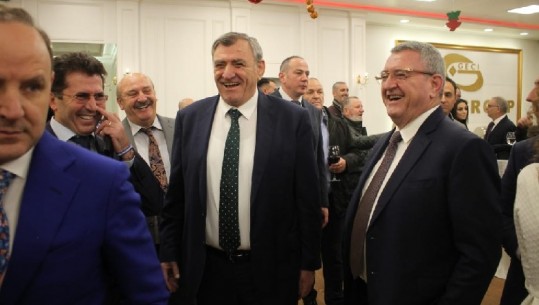 Basha i thirri në protestë masive, aleatët krah Dukës së FSHF me verë e shampanjë (Foto nga festa)