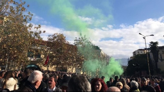 Protestë përpara Kuvendit, protesta 'tymoset' nga militanti i PD-së (VIDEO)